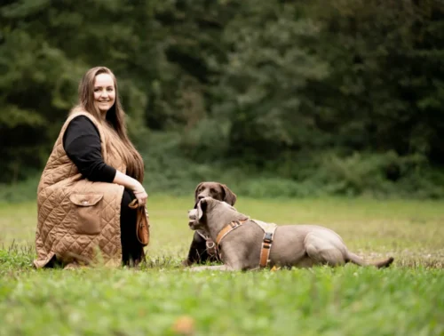Bei Dogflair arbeiten wir gewaltfrei, wissenschaftlich fundiert und mit modernen Methoden. Wir schauen nicht nur auf sichtbares Verhalten, sondern auf das, was dahinterliegt: Emotionen, Stress, Lernprozesse, Erfahrungen und den Alltag des Hundes. Uns geht es nicht darum, Verhalten einfach zu unterdrücken oder schnelle Lösungen zu versprechen. Unser Ziel ist nachhaltige Veränderung durch Verständnis, klare Strukturen und sinnvoll aufgebautes Training, das Hund und Mensch im Alltag wirklich hilft.