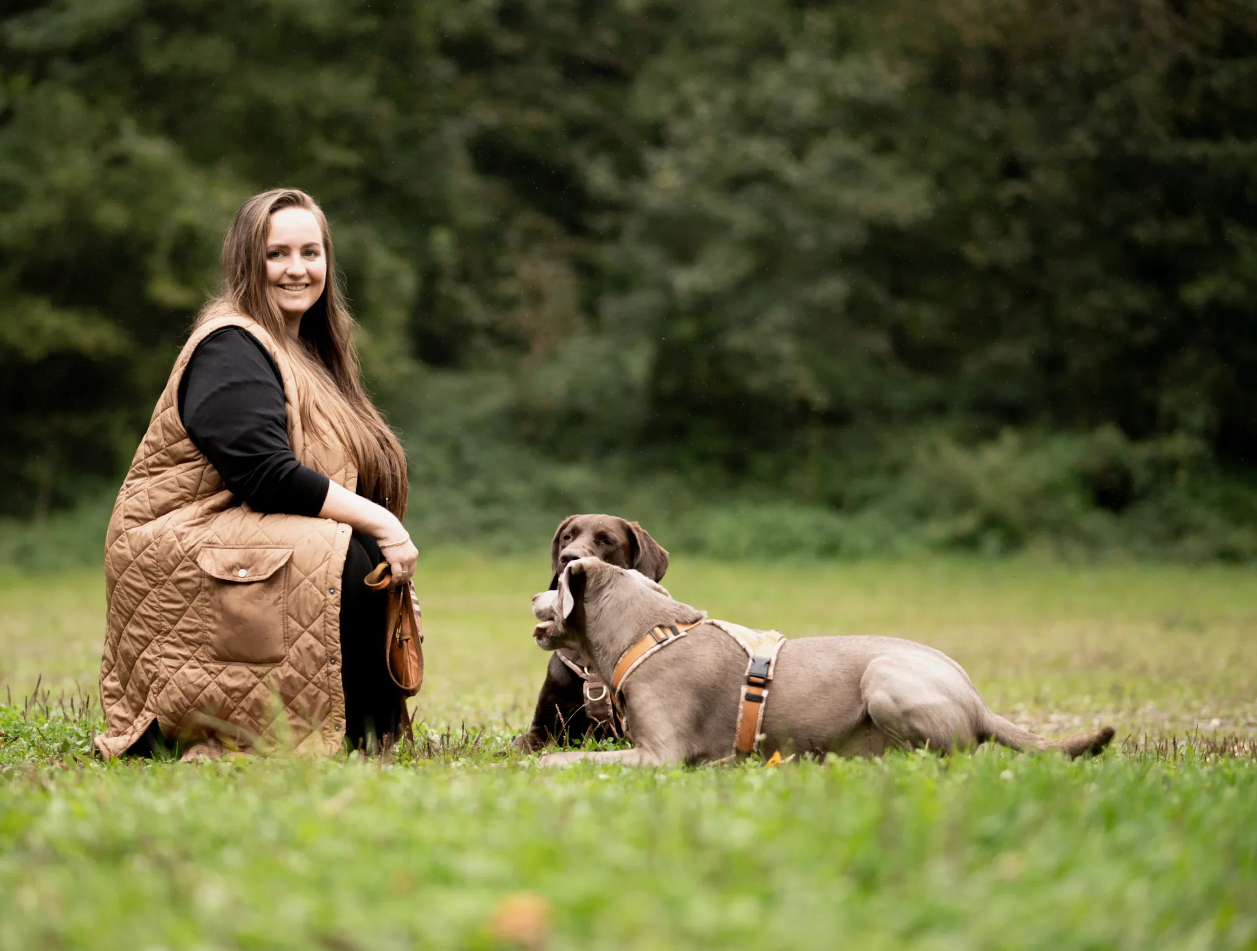 Trainerin mit Hund im ruhigen Training