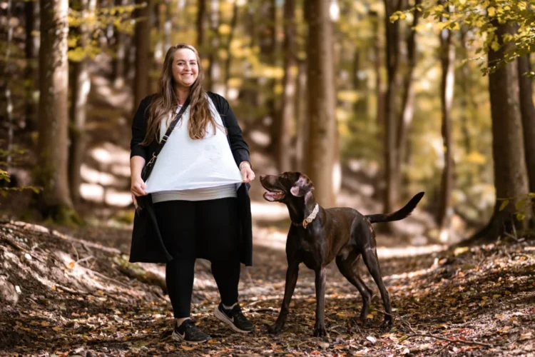 Und ich bin hier, um die Verbindung zu deinem Hund auf ein neues Level zu heben. Ohne veraltete Machtspielchen, dafür mit verdammt viel Fachwissen und Herz.